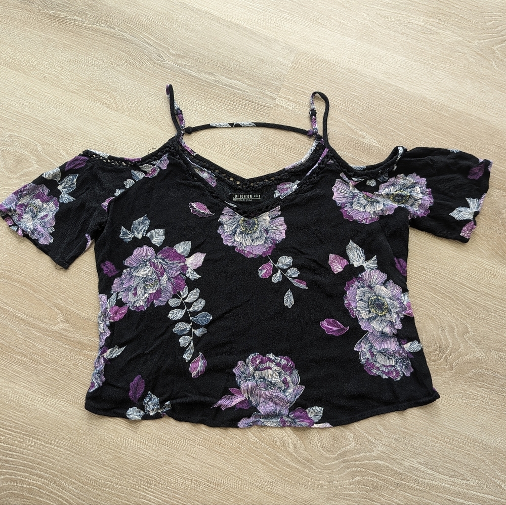Blouse with off the shoulder sleeves
